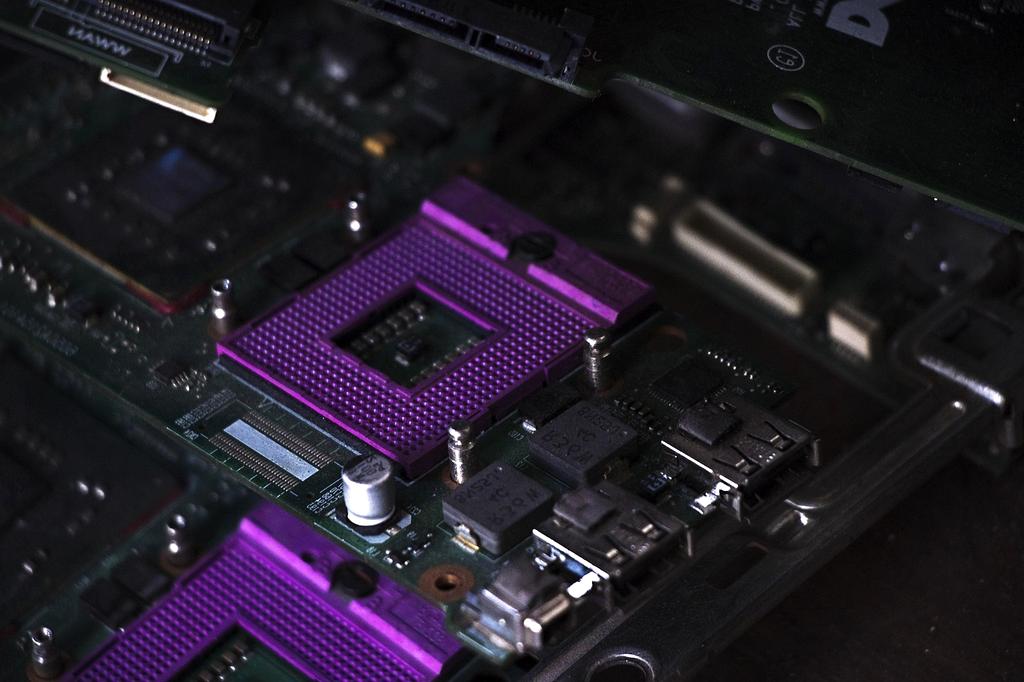 Quantum computing course image showing quantum chip